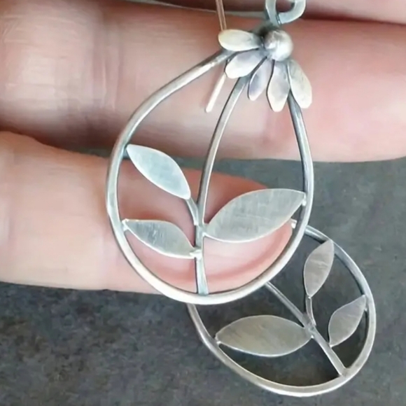 Nwt Hollow Water Drop Shape Flower Leaf Decor Retro Dangle Earrings Zinc Alloy - Picture 2 of 5